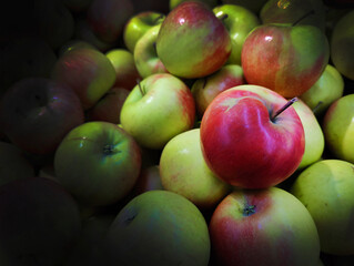 lot of apples in a market