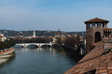 Obraz premium Panorama Veronese del fiume Adige dal Ponte di Castelvecchio