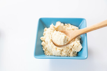 スプーンですくうトーフミール