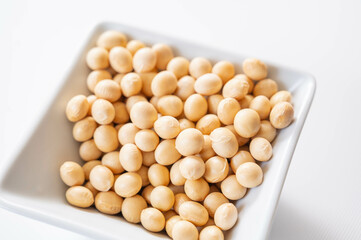 白い皿に盛った大豆