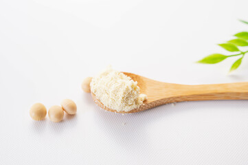 木のスプーンに乗せた粉豆腐