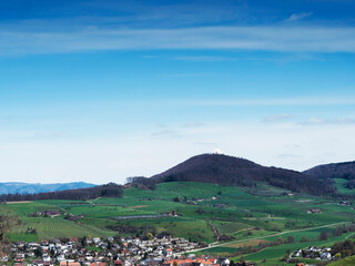 Fototapeta na wymiar Magden und Magdenertal in Schweiz Aargau und Baselland mit blick auf den Gipfel Grosse Sunnenberg und Sunnenbergturm 