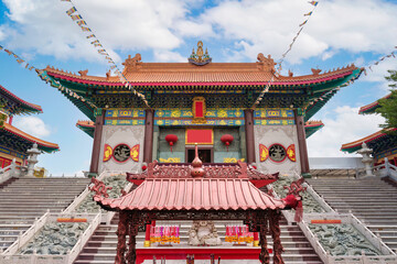 Obraz premium Chinese architecture temple of Wat Leng Noei Yi 2 or Wat Mangkon Kamalawat a giant chinese buddhist temple in downtown