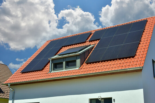 Neue Solaranlage auf dem Ziegeldach eines moderen Einfamilien-Neubauhauses