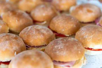 Pequeños bocadillos en panes redondos con gran variedad de ingredientes