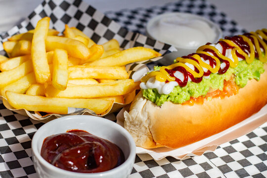Completo italiano con papas fritas y ketchup
