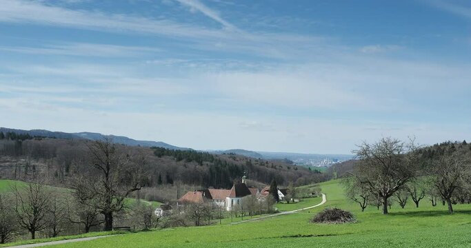 Olsberg mit seiner Stiftskirche, H&uuml;gellandschaft des Aargauer im westlichsten Teil des Fricktales, zwischen Aargau und Baselland. Blick auf die Stadt Basel