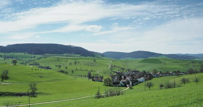 Olsberg im Schweizer Kanton Aargau. Sanften H&uuml;gel mit Kirschb&auml;umen &uuml;bers&auml;t, dazwischen reihen sich Obstanlagen, liegen Felder, Wiesen und W&auml;lder