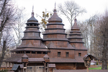 Fototapeta premium A wooden hut with a thatched roof and a fence in the background.