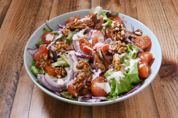 Fototapeta na wymiar salade du chef tomate oignon noix
