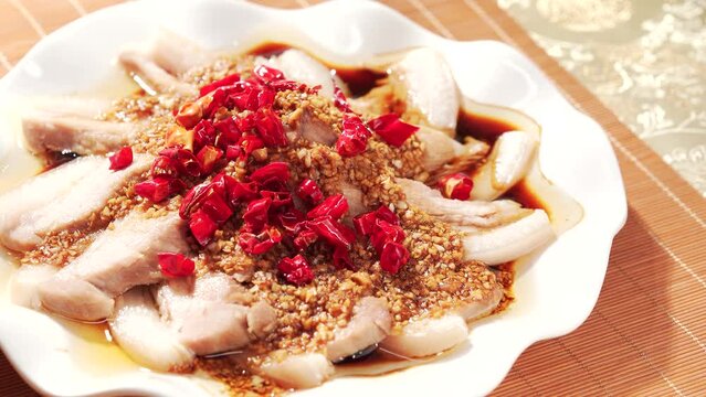 The production process of classic Sichuan cuisine with garlic and white meat