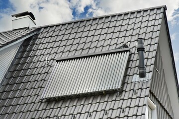 Neue Solaranlage, Photovoltaikanlage, auf dem Ziegeldach eines moderen Einfamilien-Neubauhauses
