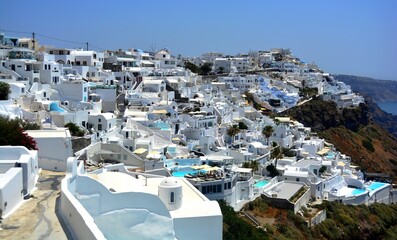 Ruelle &eacute;troite, typique de Santorin en &eacute;t&eacute; avec vue sur le village, Fira, Gr&egrave;ce, Europe