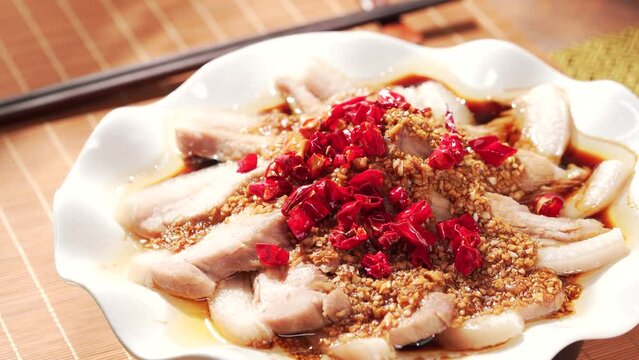 The production process of classic Sichuan cuisine with garlic and white meat