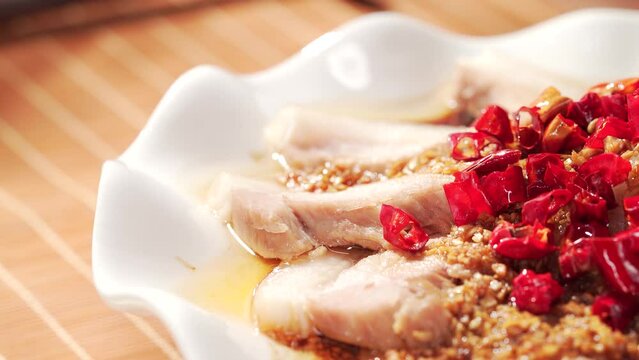 The production process of classic Sichuan cuisine with garlic and white meat