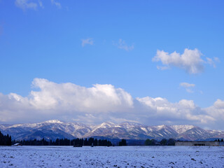 Fototapeta na wymiar snow mountain landscape with snow covered fields