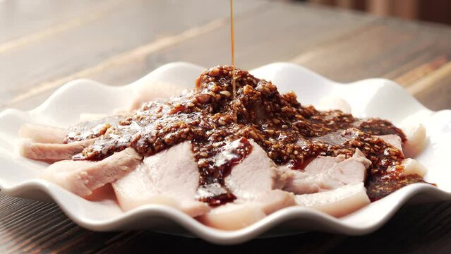 The production process of classic Sichuan cuisine with garlic and white meat