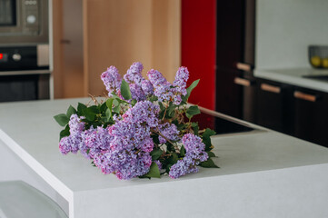 Fototapeta na wymiar Bouquet of garden lilacs the table and a day light.
