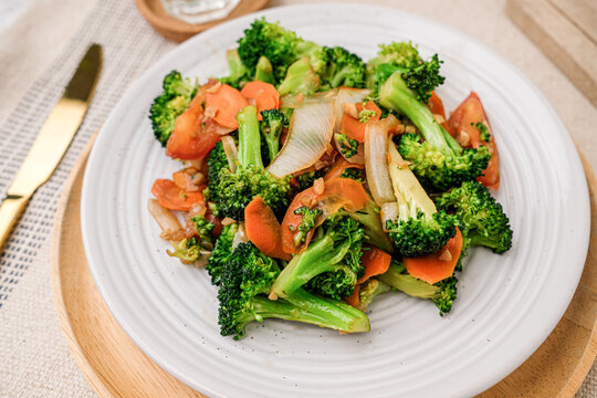stir fry broccoli for a healthy eating concept.