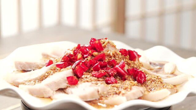 The production process of classic Sichuan cuisine with garlic and white meat