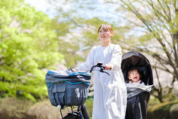 自転車に乗る女の子とお母さん