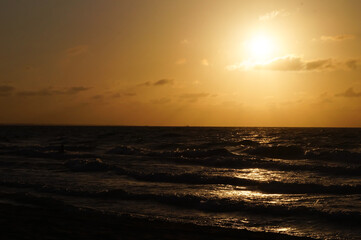 Atardecer en playa. Mar caribe foto de sol. Atardecer rojo.