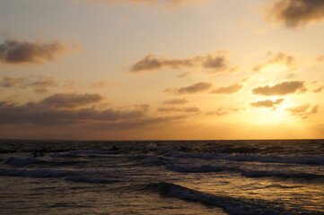Foto de atardecer rojo, sol rojo, mar caribe en la playa