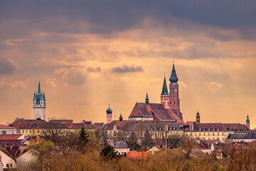 Die Skyline der Stadt Straubing mit dem Stadtturm und der Basilika St. Peter
