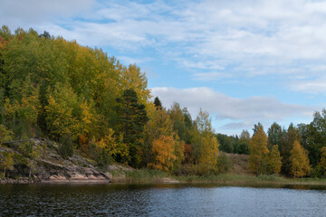 Fototapeta na wymiar Lake Ladoga near the village Lumivaara on a sunny autumn day, Ladoga skerries, Republic of Karelia, Russia