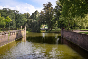 Fototapeta premium Couple on bridge over beautiful canal