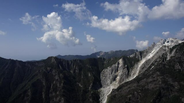 -SHOT: Frontal shot advancing
-DESCRIPTION: Frontal shot towards the former Arni marble quarry, the quarry is located on the right side of the plane, it can be seen perfectly.
-TIME WEATHER: Sunny