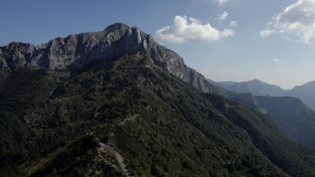 -SHOT: frontal descrptive shot
-DESCRIPTION: Frontal video about the mountain ridge road as the main shot and the top of the mountain in the background.
-TIME WEATHER: sunny