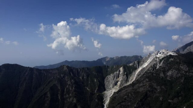-SHOT: Frontal shot advancing
-DESCRIPTION: Frontal shot towards the former Arni marble quarry, the quarry is located on the right side of the plane, it can be seen perfectly.
-TIME WEATHER: Sunny