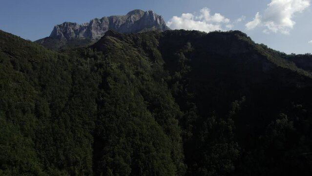 -SHOT: Upward frontal shot
-DESCRIPTION: Video ascending the hill until reaching the top of the mountain leaving the highest peak in the area as the main shot
-TIME WEATHER: Sunny