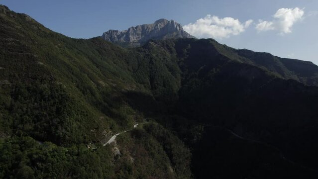 -SHOT: Frontal Shot Advancing descriptive.
-DESCRIPTION: Frontal video towards the road of the mountain pass.
-TIME WEATHER: Sunny