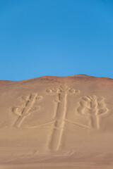 candelabro de islas ballestas en el desierto de paracas 