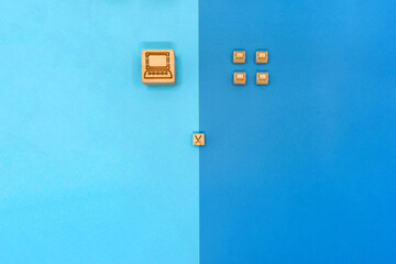 パソコンをハサミで4つに分割した左右に分かれた青い背景