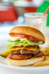 ボリューム満点の美味しそうなハンバーガー