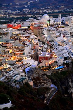 Vue panoramique sur la ville de Fira le soir en &eacute;t&eacute;, Santorin, Gr&egrave;ce, Europe