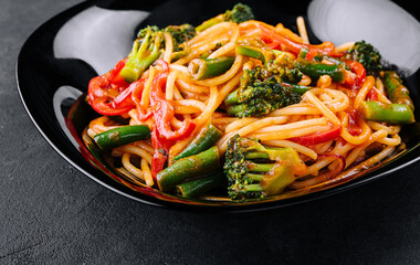 Vegetable and wholewheat spaghetti with green beans, broccoli and pepper