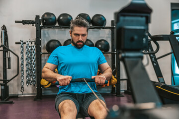 Fototapeta na wymiar Sportsperson in a gym pulling weights and working on core