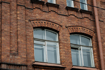Obraz premium Old brick building with wooden windows.