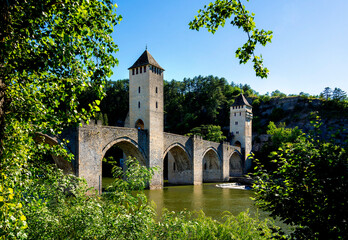 Fototapeta na wymiar Cahors. Pont Valentré surnommé Pont du Diable sur le chemin de Saint Jacques de Compostelle. Patrimoine mondial de l'Unesco . Département du Lot. Occitanie. France
