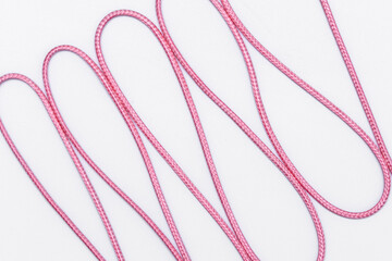 Poukładany różowy sznur w ciekawy kształt 