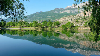 Fototapeta na wymiar Lac de la Roche de Rame - Alpen in Frankreich - Route des Grandes Alpes