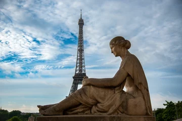 Papier Peint photo Monument historique Statue of a woman in Trocadero Gardens with the Eiffel Tower in the background in Paris, France