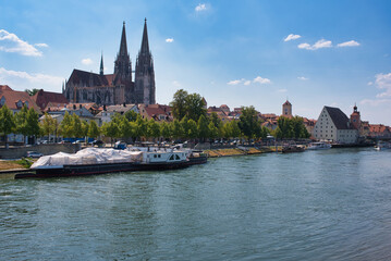 Fototapeta premium Altstadt mit Regensburger Dom und Donau Deutschland 