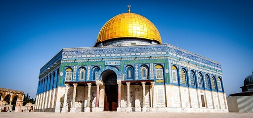 Blue sky over the dome of the rock, Temple Mount, Israel © Stephen Ashburn/Wirestock Creators
