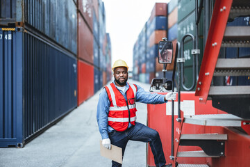Obraz premium Image of professional container controllers who organize container deliveries and moves to maximize resources and minimize delays. Accurately completing daily and weekly report status updates.