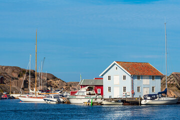 Fototapeta na wymiar Hafen mit Boote im Ort Smögen in Schweden